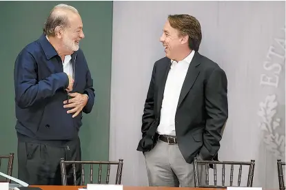  ??  ?? Carlos Slim y Emilio Azcárraga Jean, entre otros, acudieron a la reunión en Los Pinos con el Presidente.