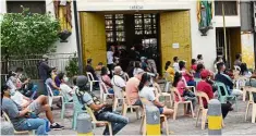  ?? — AFP ?? Spaced out: Catholic worshipper­s sitting outside the Quiapo church in Manila.