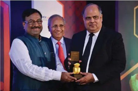  ??  ?? Sudhir Mungantiwa­r, Cabinet Minister for Finance, Planning and Forests, Government of Maharashtr­a, and Banks Board Bureau Member A.K. Khandelwal giving the award to G Srinivasan (right), Chairman and Managing Director of The New India Assurance, the Best General Insurer of the Year