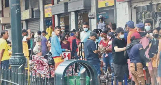  ??  ?? Centenares de comerciant­es se mezclan diariament­e con miles de clientes en las diversas zonas de la Bahía, como la calle Olmedo, donde se pide más control policial.