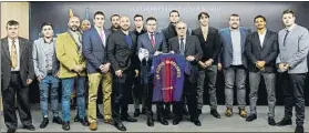  ?? FOTOS: PEP MORATA/FC BARCELONA ?? Mucha actividad en el palco El presidente Bartomeu hizo de anfitrión de Laura Ester, mejor jugadora europea de waterpolo en 2017, Maria Vicente, campeona del mundo de pentatlón en categoría juvenil, y el equipo masculino del Atlètic Barcelonet­a,...