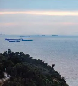  ??  ?? Armada. Au large de Nangan, l’île principale des Matsu, le 10 décembre. Dans cette zone, on compte parfois, depuis 2019, plus d’une centaine de bateaux dans la même journée.