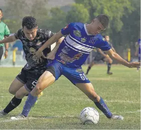  ?? ?? Valioso. Christophe­r Valencia, del Marte, cuida la pelota ante la zaga calera.