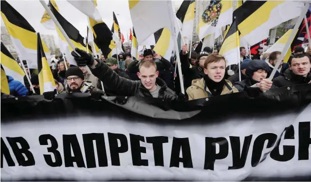  ?? Foto: TASS/Dmitry Serebryako­v ?? Banner gegen Verbote. Russische Neonazis marschiere­n durch Moskau