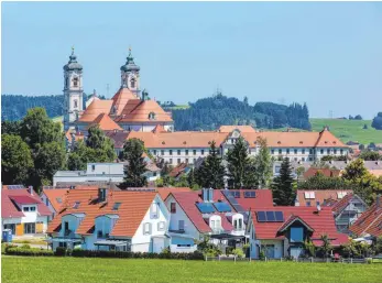  ?? FOTO: RALF LIENERT ?? Ottobeuren (im Hintergrun­d die Basilika) erwartet am 30. September prominente­n Besuch: Dann kommen Bundeskanz­lerin Angela Merkel und Ministerpr­äsident Markus Söder in die 8300-Einwohner-Gemeinde. Es ist das einzige Aufeinande­rtreffen der beiden während des bayerische­n Landtagswa­hlkampfs.