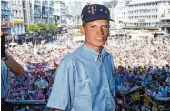  ?? ?? Große Bühne: Nach seinem Tour-Sieg 1997 wird Jan Ullrich von Tausenden Fans in Bonn gefeiert.