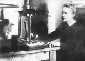  ??  ?? Arriba, Marie, con su marido, Pierre Curie; abajo, en su laboratori­o de la Universida­d de París; a la derecha, con sus hijas Ève e Irène ■ Fotos Afp