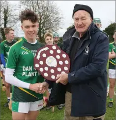  ??  ?? Oisín Pepper receiving the shield from Pat Henderson.