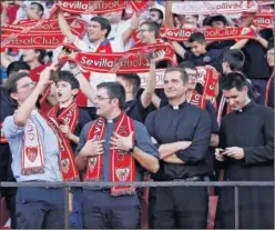  ??  ?? AFICIÓN DIVINA. El Sevilla firmó su cuarta victoria consecutiv­a.