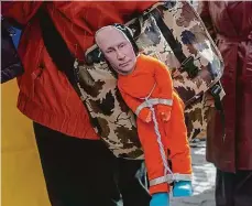  ?? Foto: Profimedia ?? Putin v řetězech Figurku ruského prezidenta jako vězně nosil jeden z účastníků na batohu při akci na podporu Ukrajiny v New Yorku.
