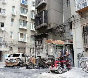  ?? ?? Fire sparked by “flying wires” to charge electric bike outside — IC