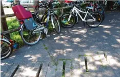  ?? Foto: Monika Leopold Miller ?? Die Fläche zum Abstellen von Fahrrädern im nördlichen Bereich des Krumbacher Freibad ist nicht nur alt und in einem schlechten Zustand, sie wird auch nicht richtig genutzt, wie man hier sehen kann.