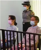  ??  ?? Comparutio­n. Aung San Suu Kyi et le président Win Myint, le 24 mai, devant le tribunal de Nay Pyi Taw, la capitale birmane.