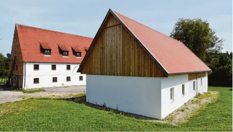  ?? Foto: Marcus Merk ?? Ein Depot für Gemälde stellt man sich vielleicht anders vor – aber dieser Stadl (Vordergrun­d) soll ab 2018 Nachlässe zeitgenöss­ischer Künstler aus Schwaben beherberge­n. Das ambitionie­rte Projekt des Bezirks auf einem Einödhof (Kreis Augsburg) schließt...