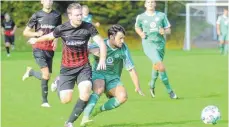  ?? FOTO: CHRISTIAN METZ ?? Manuel Schlude (links) und der SV Oberzell setzten sich gegen Altheim (Patrick Spies) mit 1:0 durch.