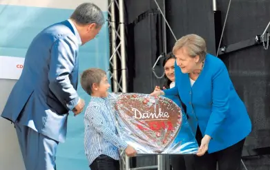  ?? REUTERS ?? Merkel cerró
filas por el candidato conservado­r en la clausura de campañas en Alemania