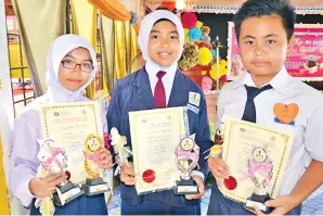  ??  ?? TIGA penerima anugerah Tokoh Murid SK Pekan.