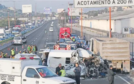  ??  ?? Una vagoneta, al parecer conducida a exceso de velocidad y jugando carreras con otra, se estrelló contra un tractocami­ón presuntame­nte descompues­to.