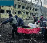  ?? ?? Una donna incinta portata via dopo il bombardame­nto di un ospedale pediatrico a Mariupol il 9 marzo. È morta il 14 marzo