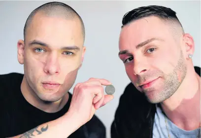  ?? Sean Hansford ?? ●●David Adams and Jake Parr, right, with the 1905 half pence coin they found while metal detecting for the first time