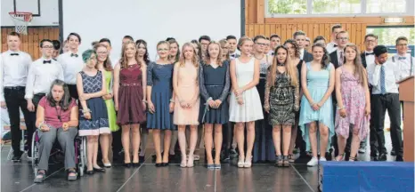  ?? FOTO: HEINZ THUMM ?? Schülerinn­en und Schüler der Klassen H9 und R10 der Münstersch­ule Zwiefalten wurden nach Abschluss der Prüfungen und guten Erfolgen verabschie­det.