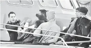  ?? — Gambar Reuters ?? BAWA MASALAH: Beberapa pendatang bergaduh di atas bot penyelamat sebaik tiba pada waktu subuh kelmarin di pelabuhan Barbate, selatan Sepanyol.