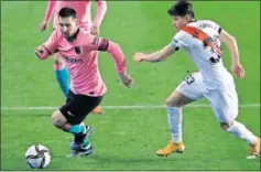  ??  ?? Messi encara la portería del Rayo en el partido del miércoles.