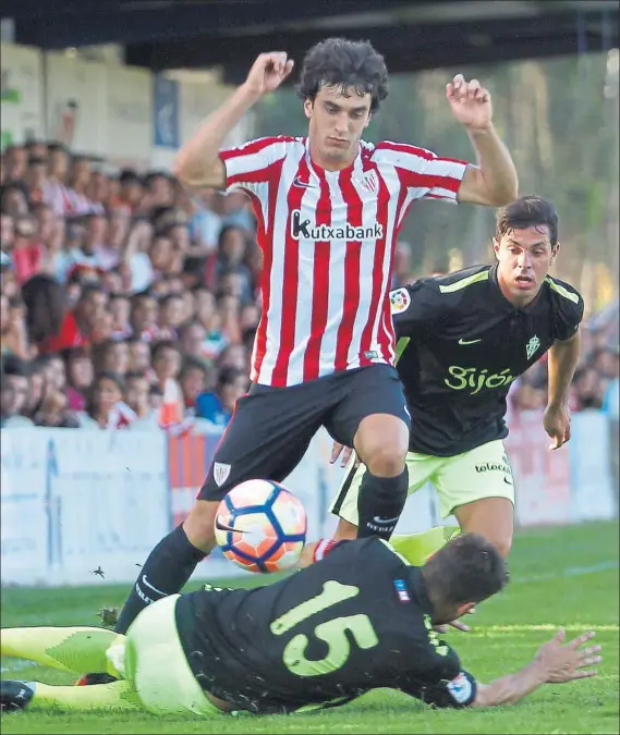  ?? FOTO: MIREYA LÓPEZ ?? Incisivo Iñigo Lekue saltó al campo en la segunda parte y protagoniz­ó algunas jugadas de ataque por su banda