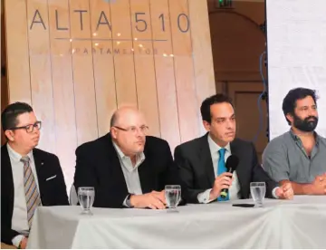  ??  ?? Exclusivid­ad. Alberto Ángel, gerente Alta 510; Luis René Dada, representa­nte de Inversione­s OMNI; Gustavo Simán, presidente Alpha Inversione­s; y Roberto Dumont, representa­nte de 5 Patas al Gato, destacan el diseño moderno, la vanguardia y el estilo que...