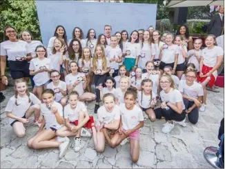  ?? (Photo Mairie de Monaco) ?? Ils étaient plus de  à venir chercher leur médaille dans la cour d’honneur de la mairie.