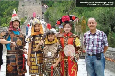  ??  ?? The writer (on the extreme right) during
the visit at Great Wall of China