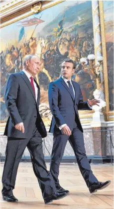  ?? FOTO: DPA ?? Die „Schlachten­galerie“im Schloss Versailles als Kulisse: Frankreich­s neuer Präsident Emmanuel Macron (rechts) hat erstmals seinen russischen Kollegen Wladimir Putin empfangen.