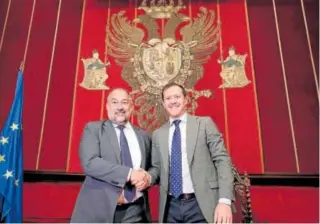  ?? // ABC ?? El rector y el alcalde se dan la mano tras la firma del convenio