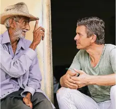  ?? FOTO: DPA ?? Markus Lanz im Gespräch mit einem Kubaner – ohne Dolmetsche­r. Lanz hat sich mit einer Mischung aus Italienisc­h und Spanisch verständig­t.