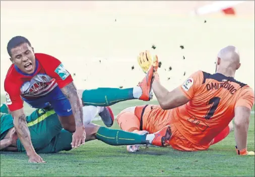  ??  ?? Machís no llegó a este balón en la primera acción del partido debido a la rápida intervenci­ón de Correa y Dmitrovic.