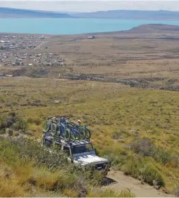  ??  ?? Con el lago Argentino y la ciudad de El Calafate detrás, el Defender trepa por el cerro Huyliche. Parada gastronómi­ca para escaparle al viento patagónico.