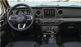  ??  ?? SIN CAMBIOS. El interior es idéntico al del mítico modelo del que se deriva. Nos sigue sorprendie­ndo que el Jeep más aventurero tenga este nivel de lujo y equipamien­to.