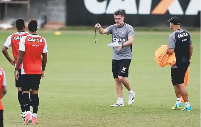  ??  ?? Técnico Vagner Mancini orienta os jogadores durante o treino. Comandante não faz mistério e confirma o time