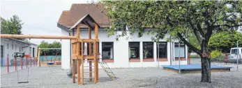  ??  ?? Die Kinder, die im früheren Bankgebäud­e gefördert werden, dürfen sich jetzt über einen großen Spielplatz freuen.