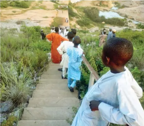  ??  ?? Visitors at the dam hang around as the facility lacks arrangemen­t for them