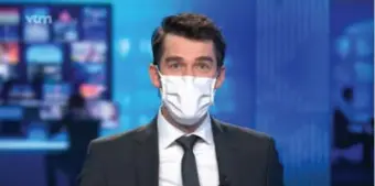  ?? FOTO VTM NIEUWS ?? Als iemand extra aanschuift in de studio van VTM Nieuws, dan dragen de ankers voortaan een mondmasker.