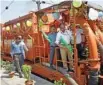  ?? - PTI file photo ?? CLEANLINES­S DRIVE: Railway officials flag off a cleanlines­s drive as part of ‘Swachhta Hi Sewa’ campaign, at New Delhi Railway Sation in New Delhi on September 15, 2017.