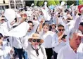  ?? / FRANCISCO CARMONA ?? Leoneses se manifestar­on con pañuelos blancos y consignas contra AMLO