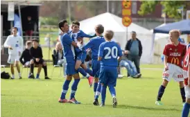  ?? Bild: Erik Weiefors ?? Leonardo Farah Shahin (längst till vänster) när hans IFK Uddevalla-lag vann Oddebollen 2017.