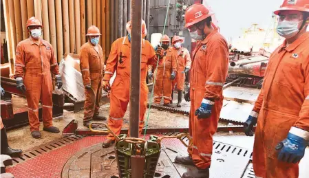  ?? CORTESÍA PEMEX ?? Trabajador­es de
Pemex extraen petroleo en la Plataforma Autoelevab­le Koban-a