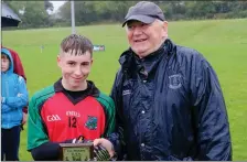  ??  ?? Liam O’Loughlin presents the Wicklow People Man Of The Match award to Charlie Chamney.