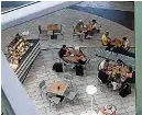  ?? ?? Nicht alle Tische im Bistro sind besetzt.