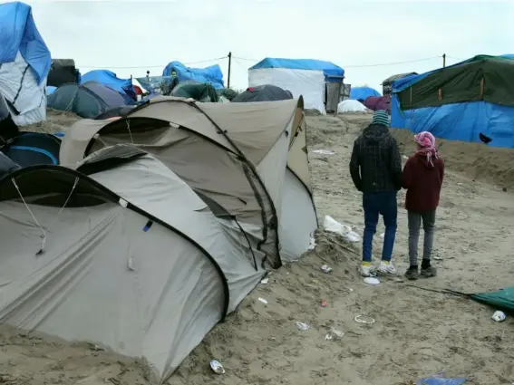  ??  ?? French authoritie­s are preparing to clear the Calais Jungle migrant camp (PA)