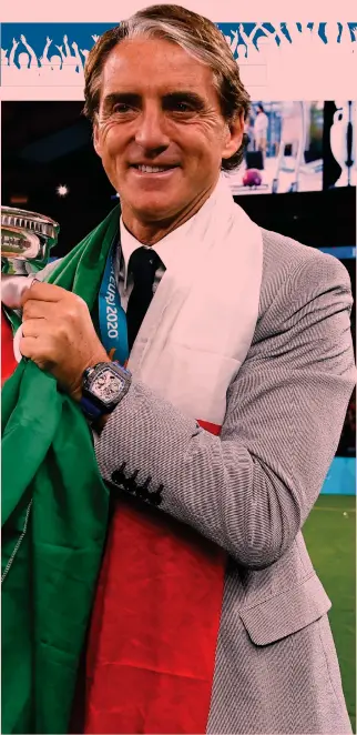  ?? GETTY ?? Dopo Valcareggi Roberto Mancini, 56 anni, tiene stretto il trofeo di Campione d’Europa: il nostro c.t. ha riportato il trofeo in Italia dopo che la nostra Nazionale l’aveva vinto nel 1968 con in panchina Valcareggi. Prossimi appuntamen­ti, Nations League e Mondiale del 2022 in Qatar