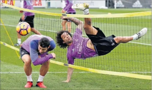  ??  ?? MARCELO, TITULARÍSI­MO. El brasileño es indiscutib­le para Zidane. Ayer realizó este remate acrobático durante el entrenamie­nto.